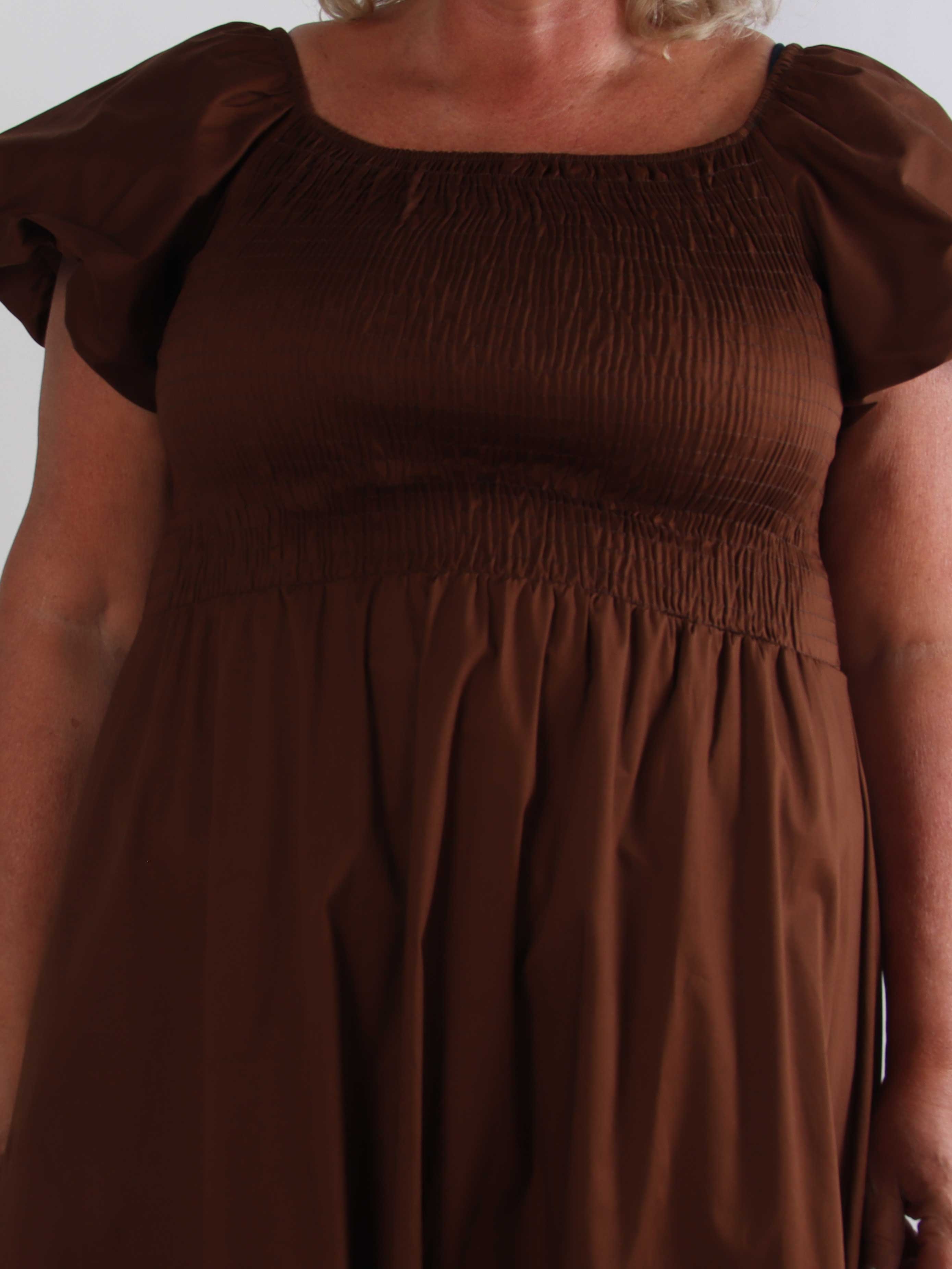 Naila - Plus size bomuldskjole med smock over brystet og korte ballonærmer